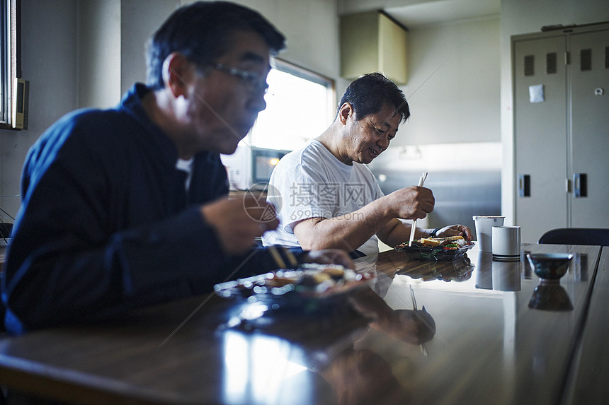 1号车间工人休息区吃饭聊天场景 真实记录