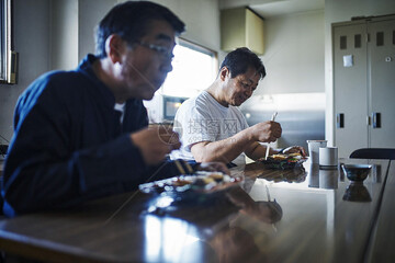 1号车间工人休息区吃饭聊天场景 真实记录