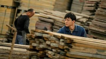 那年我接手了老爸的工厂不减反加版 工厂老师傅指导年轻工人 核心客户洽谈场景