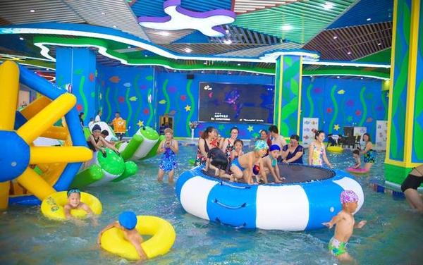 玩个水室内水上乐园孩子玩耍场景