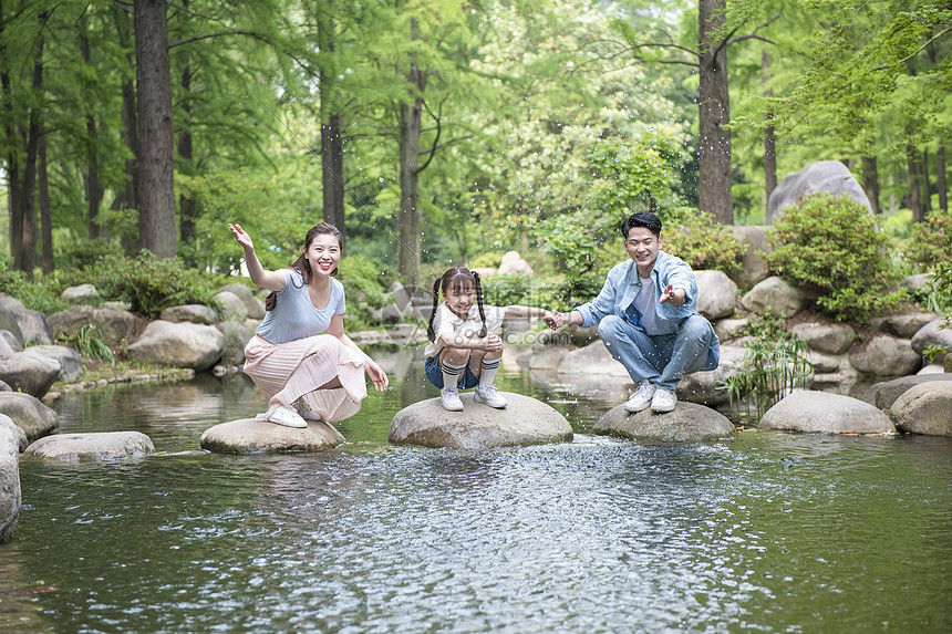 玩个水傍晚亲子时光欢乐场景