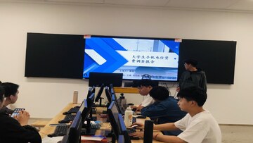 预测市场成亮点 新手和朋友一起讨论预测市场 手机屏幕显示盈利曲线 文字标注交流学习