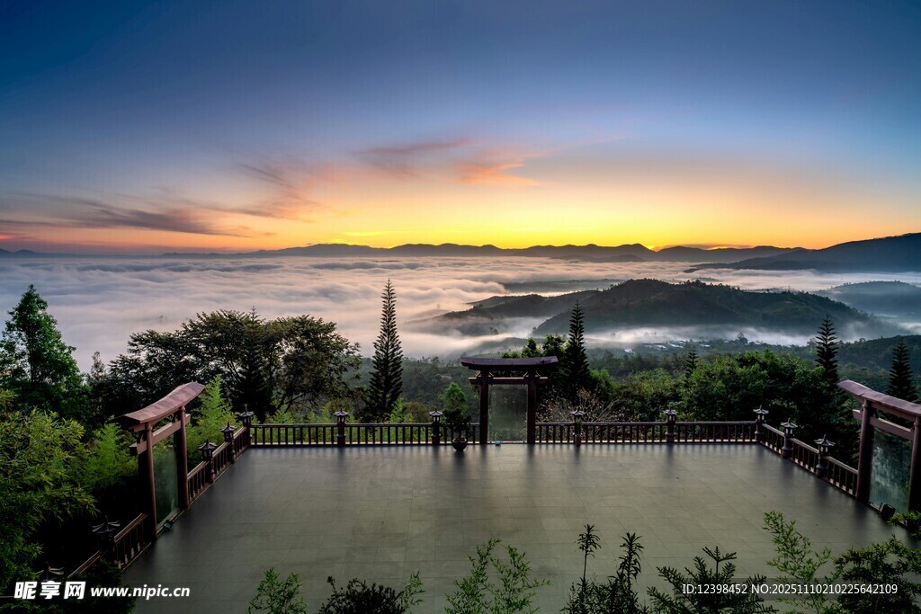 峄览山步道观景台日落风景图