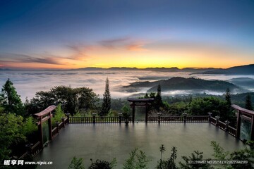 峄览山步道观景台日落风景图