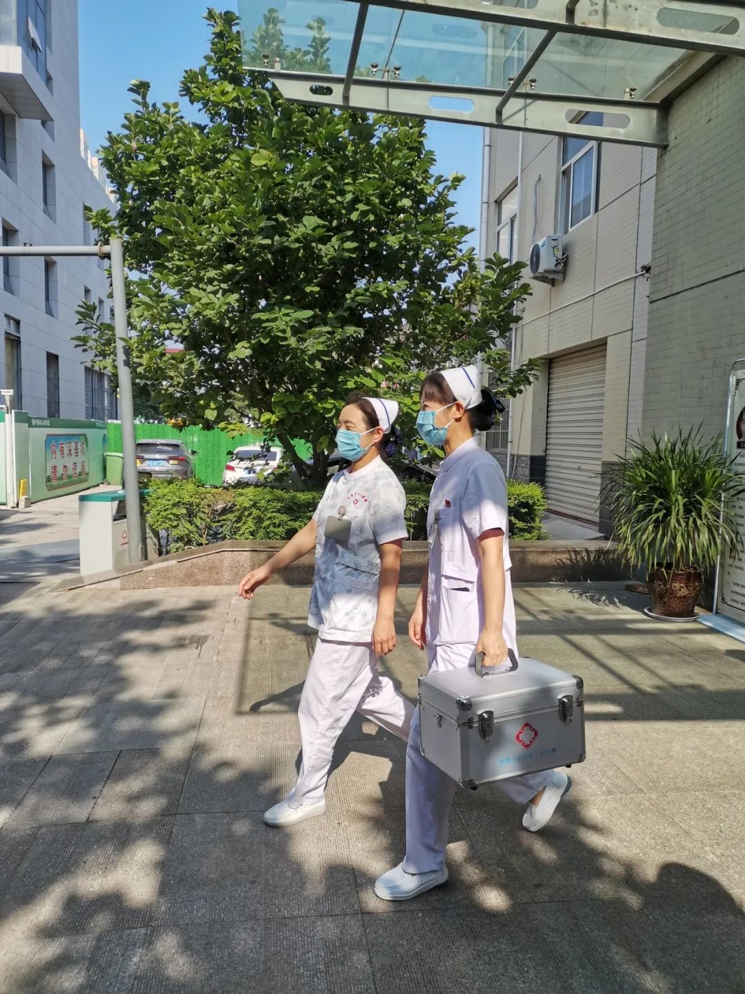 燕尾帽护理上门医护版护士上门护理服务现场图