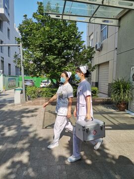 燕尾帽护理上门医护版护士上门护理服务现场图
