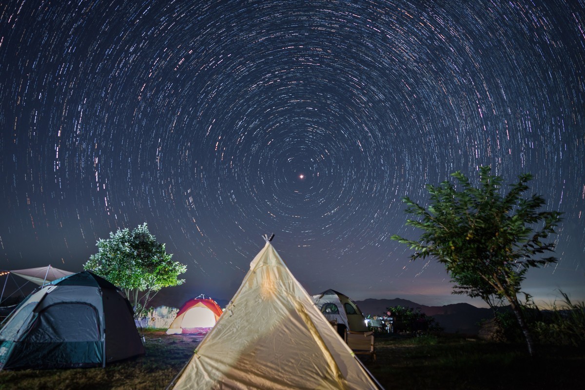小灰云星空下露营观星场景实拍图