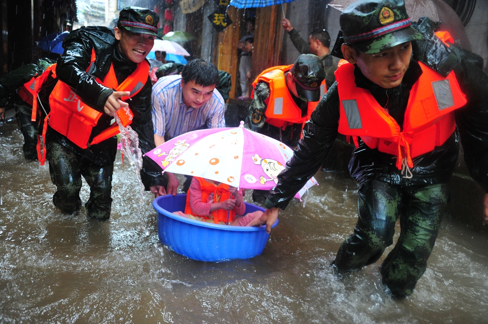 国爱暖心故事暴雨中陌生人互助的感人画面