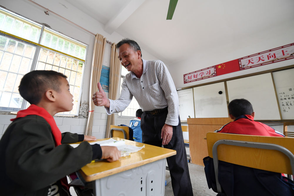 国爱暖心故事山区支教老师坚守十二年的感人经历