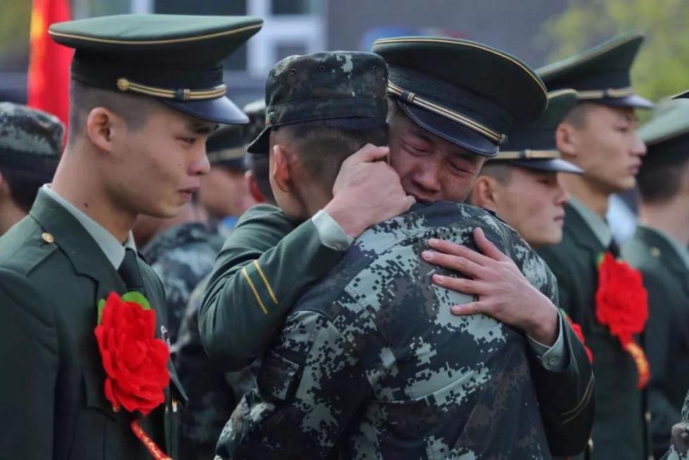 国爱暖心故事退伍老兵三十年坚持升国旗的感人瞬间