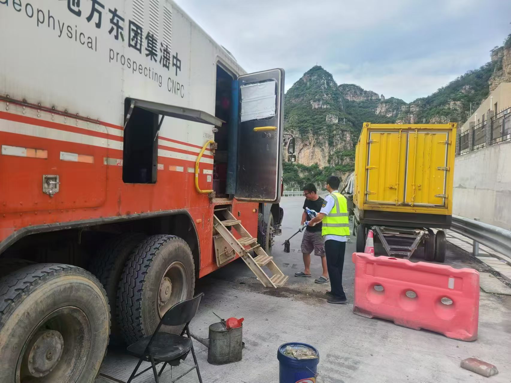 国爱 修车大爷坚持挂国旗十二年 暖心故事