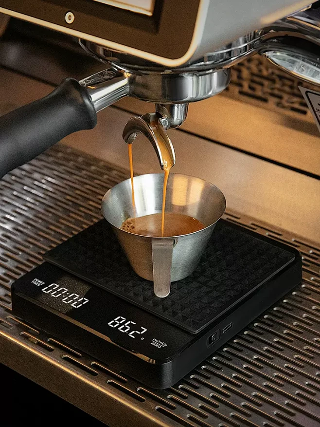 手冲咖啡计算器AlphaSunCoffeeScale精准称重 咖啡秤与手冲壶摆拍图