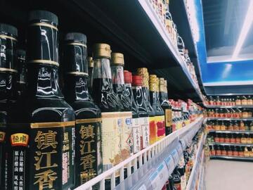无敌调汁王所需调料摆放整齐,生抽香醋蚝油蒜末小米辣