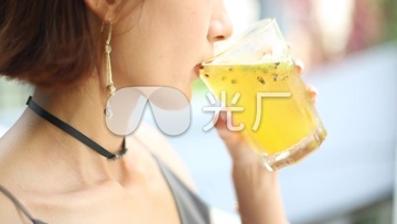 我爱喝喝果汁plus 真人饮用场景实拍图