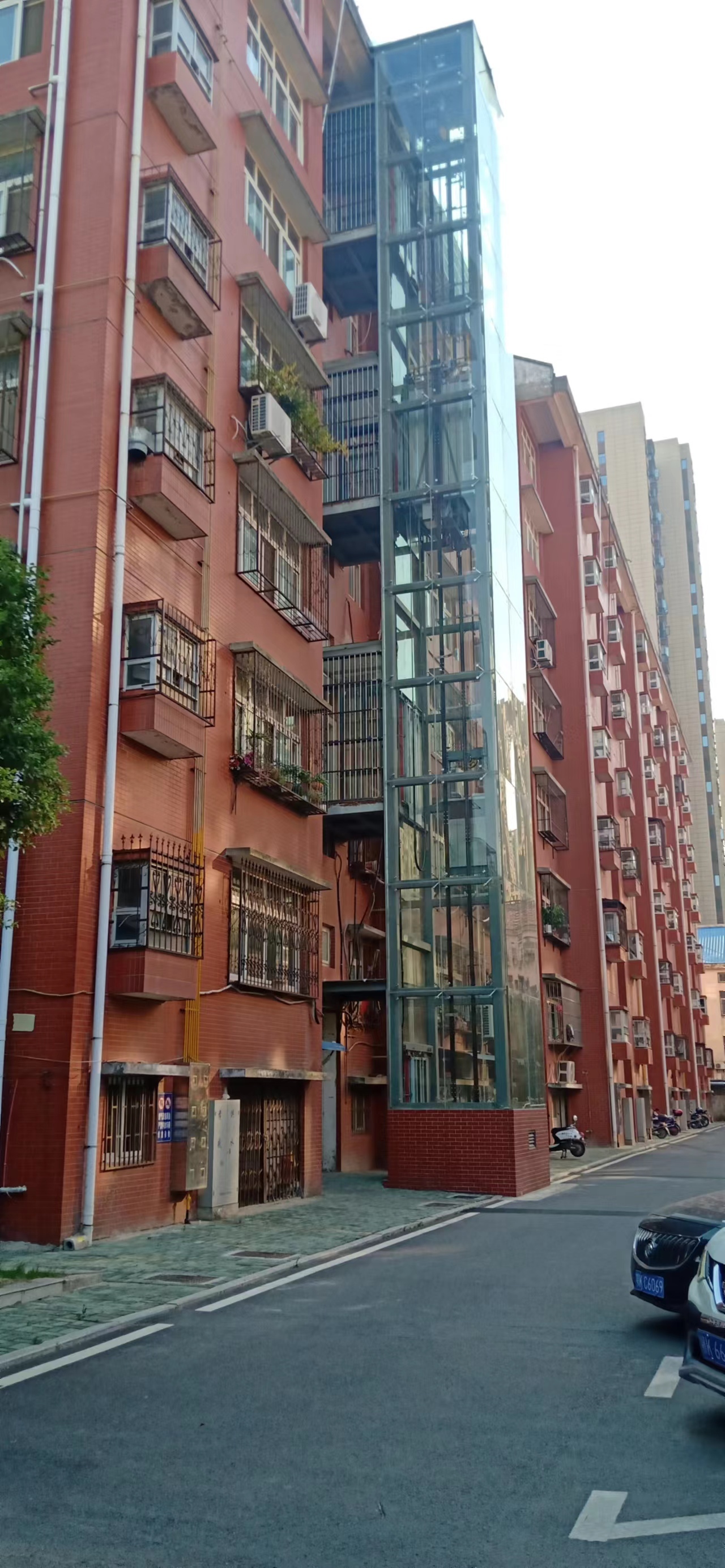 梯易行电梯加装服务老旧小区实景图