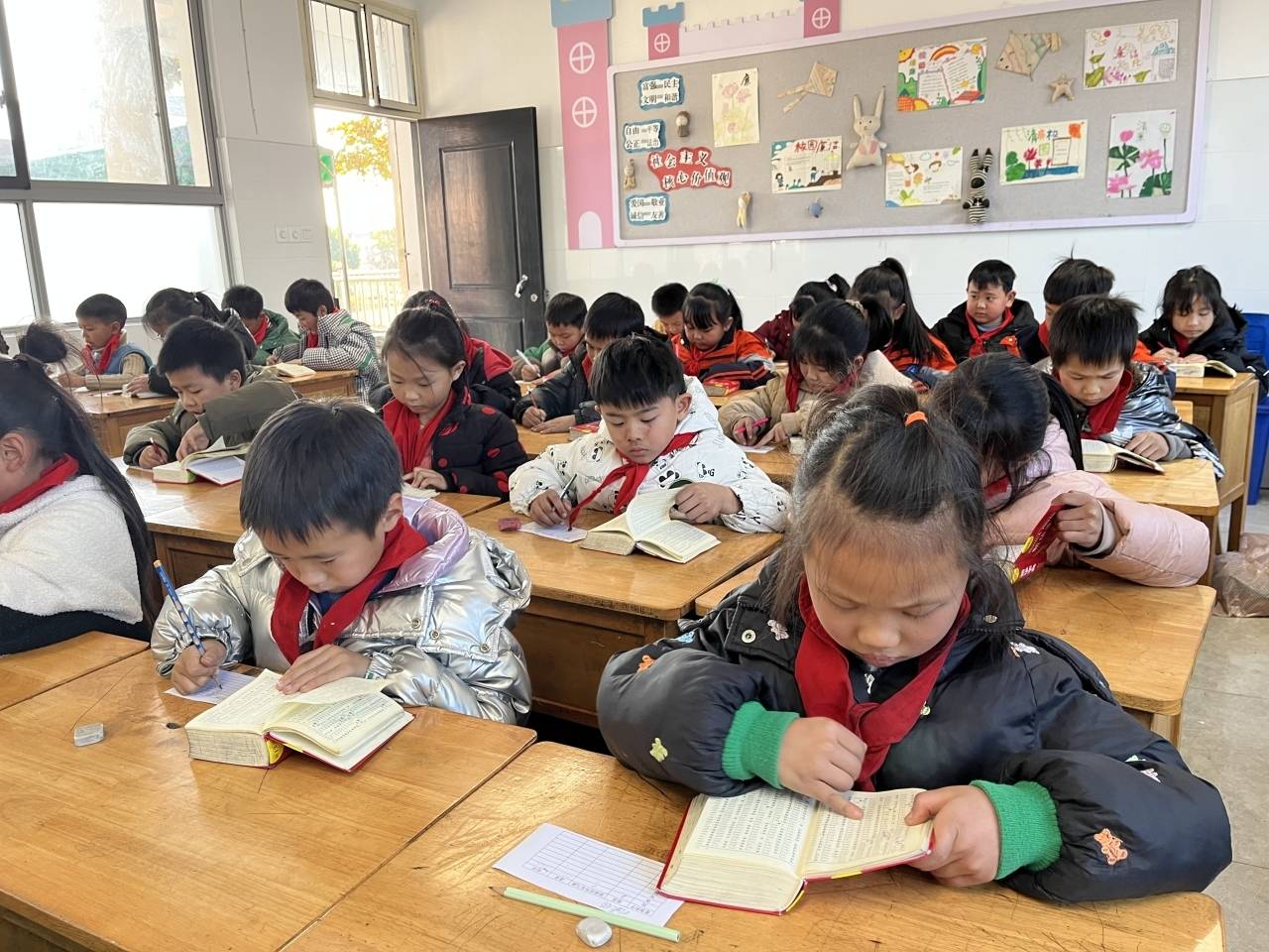 新华大字典中小学生使用场景实拍 书桌查阅字典习惯培养