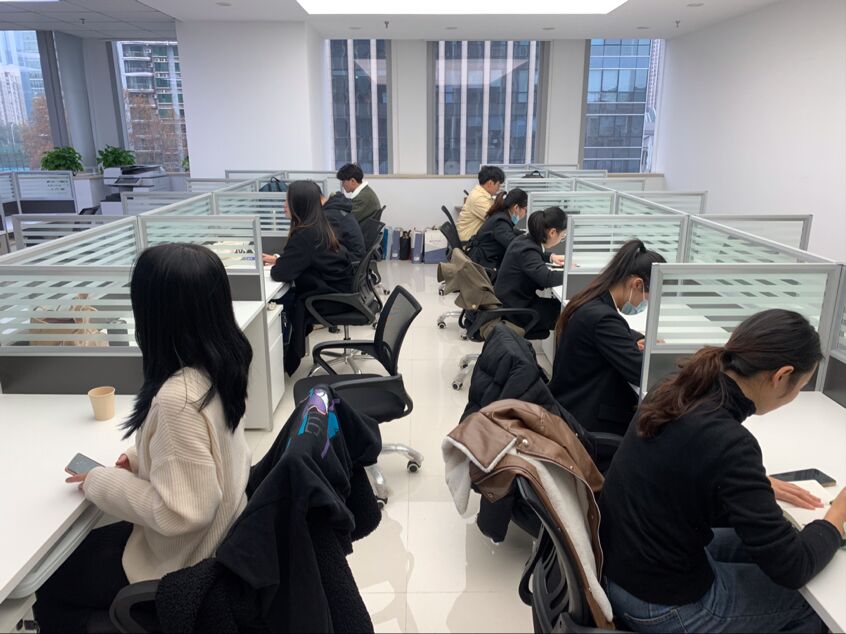 法学院学生备考法考和律所实习场景