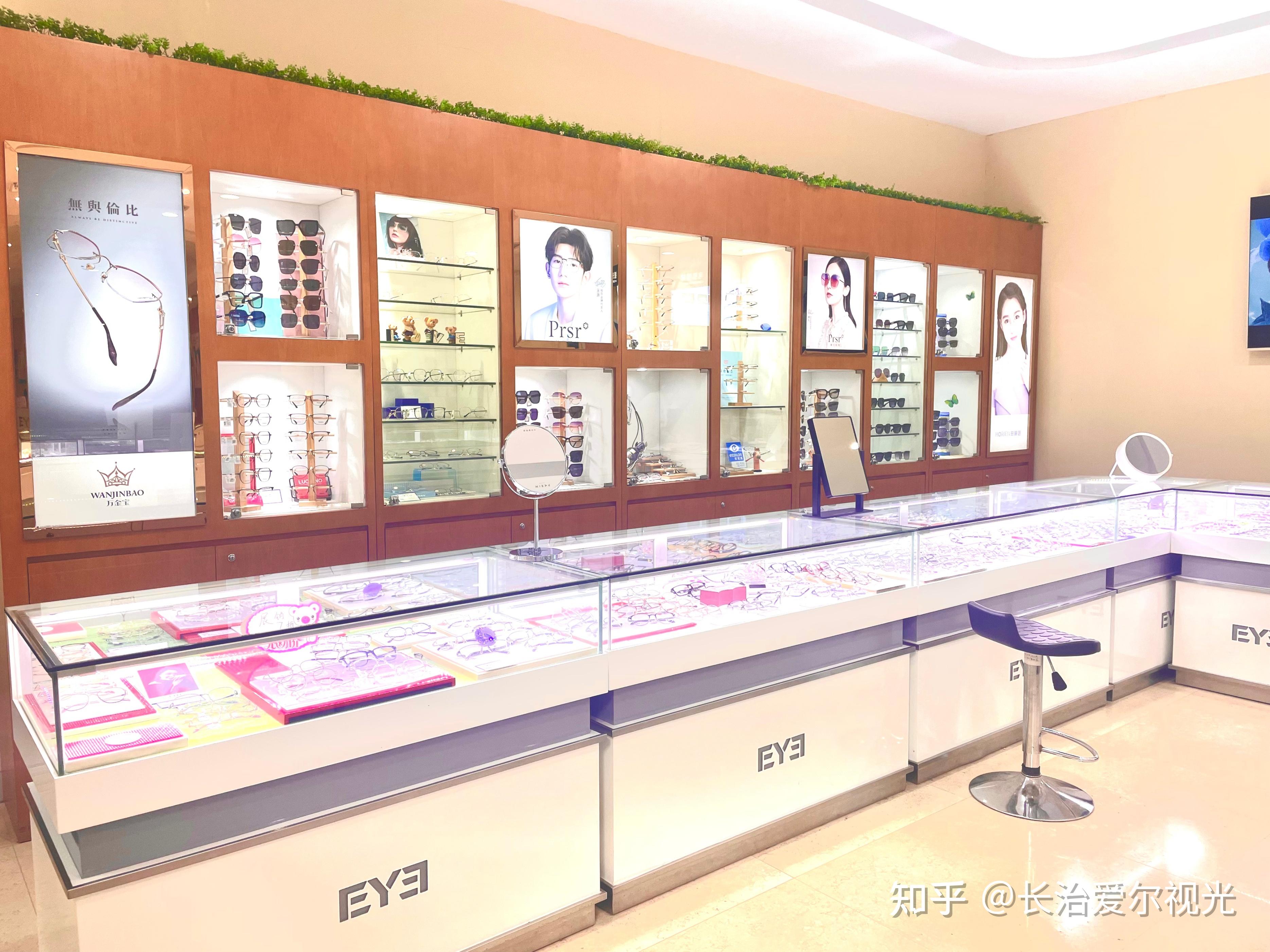 新马配马来西亚新山眼镜店验光配镜现场图