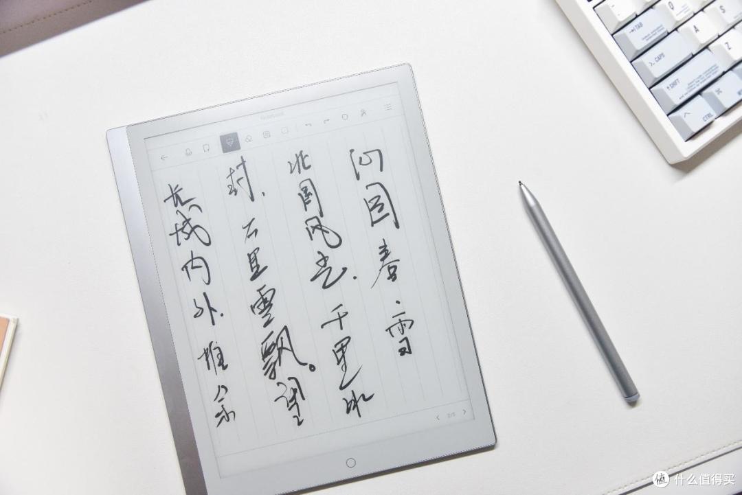 电子书阅读器 手写笔在屏幕上写笔记的特写