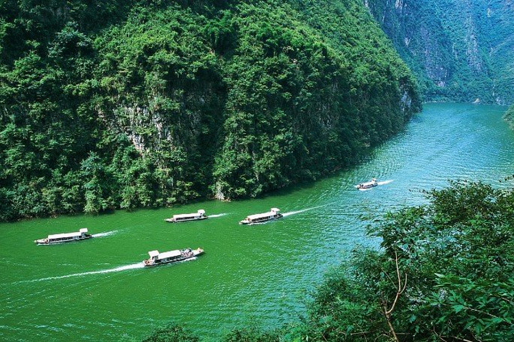 巫溪大宁河游船两岸山水