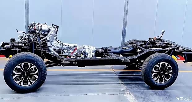 212越野车 2.0T动力 非承载车身 分时四驱底盘实拍