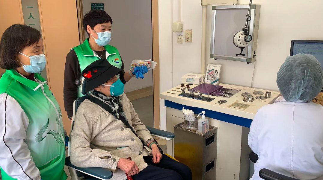 医陪伴陪诊师陪同老人候诊检查
