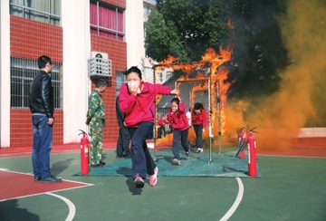 消防课堂 火场逃生自救技能学习场景