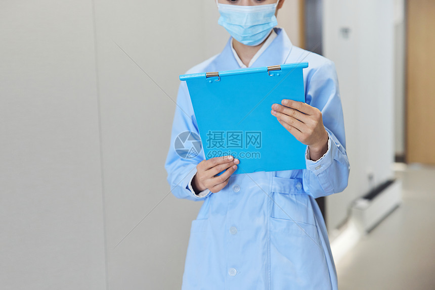 病历夹使用技巧 医护人员翻查病历夹场景