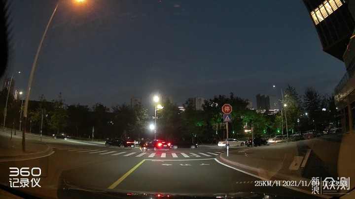 360记录仪夜间行车实拍视频截图
