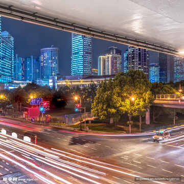 夜色城市灯光下的天桥与车流 安静观赏夜景
