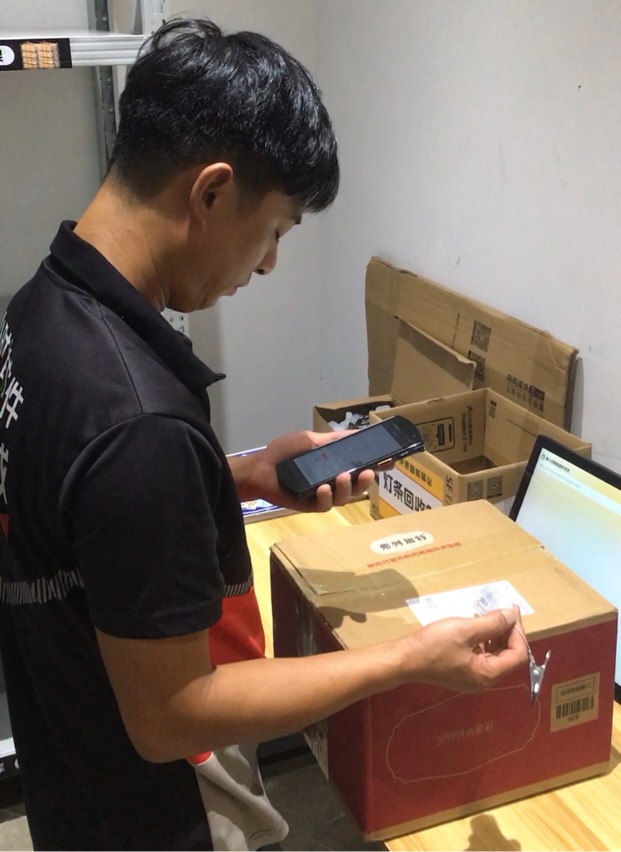 取件婆婆代拿快递与驿站取件对比场景图